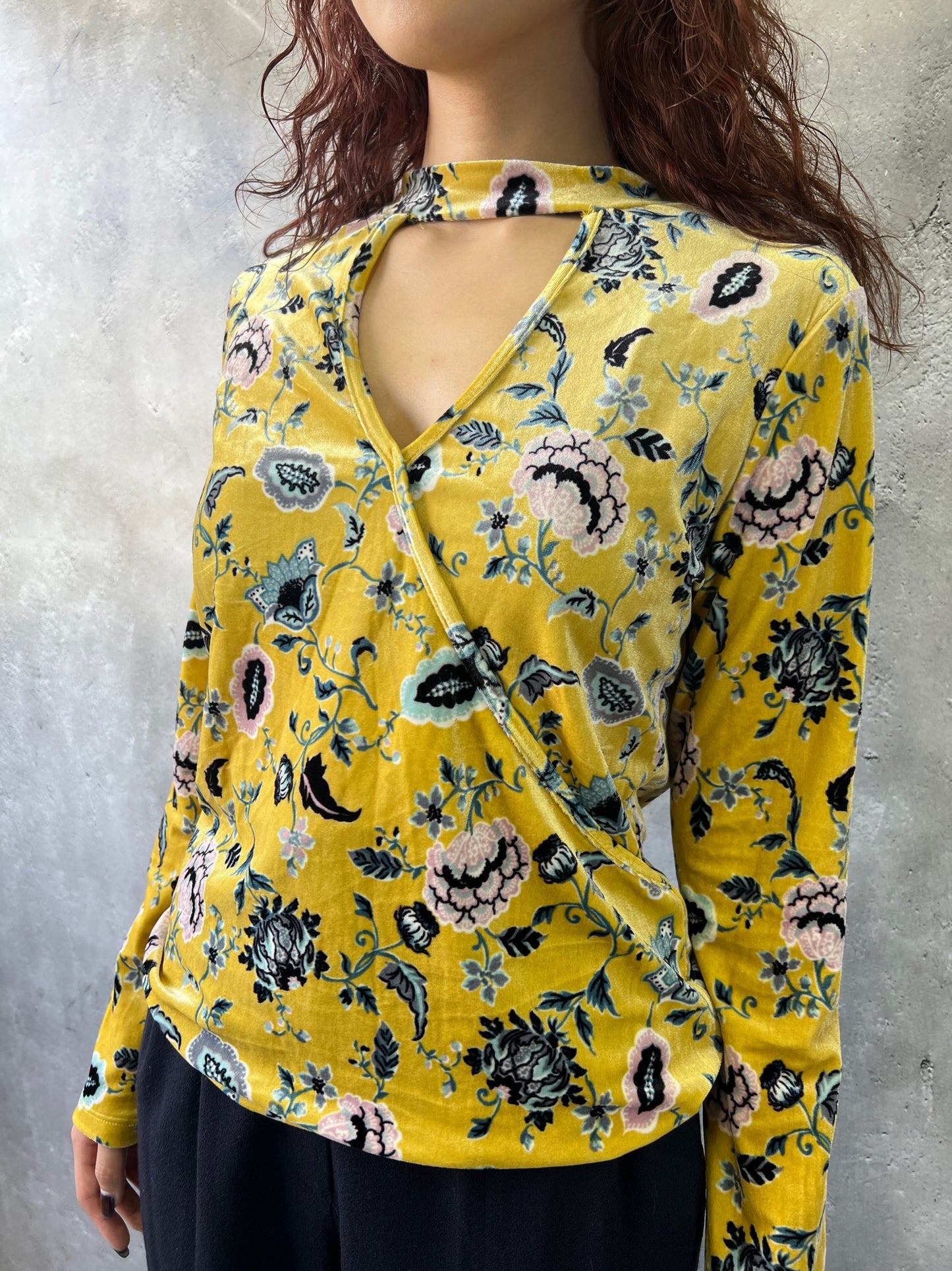 【Used】<br>小花柄カットアウトベロアトップス