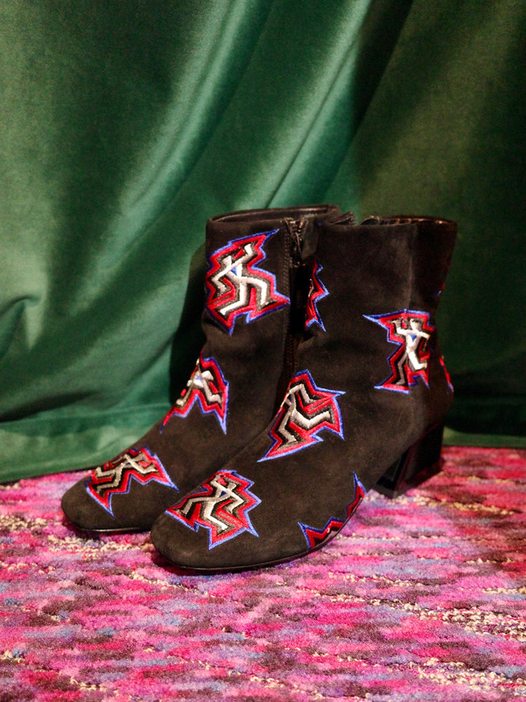 
                      
                        KAT MACONIE 刺繍デザインショートブーツ
                      
                    